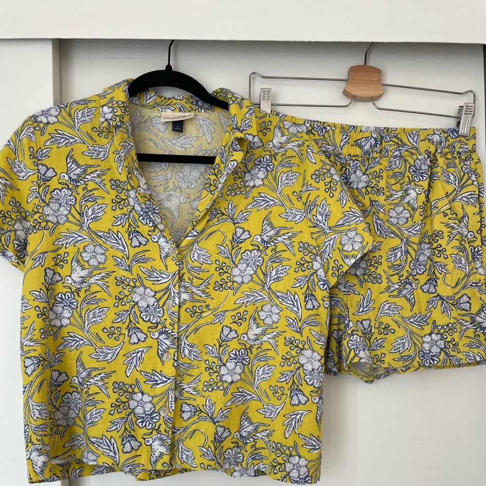 Universal thread. Size small. Matching shirt and shorts set.